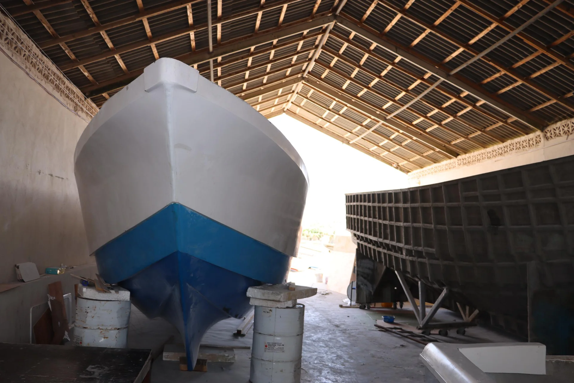 Large fiberglass hull under construction in Kismayo