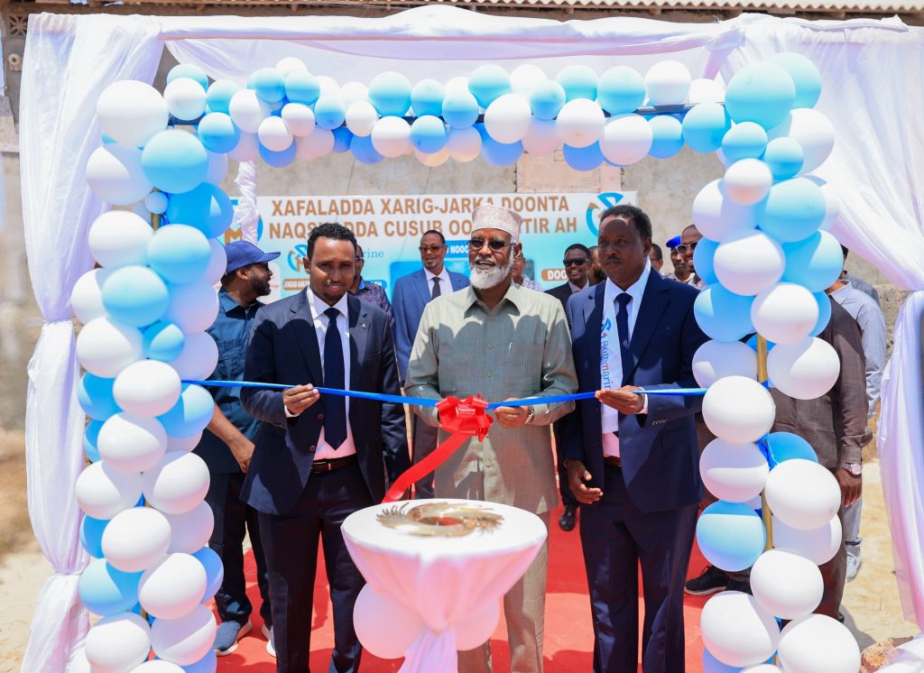 President Ahmed Mohamed Islam Madobe and Sommarine representatives at the ceremonial opening
